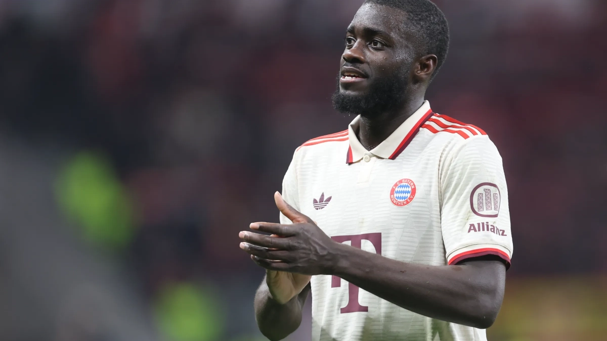 Upamecano aplaudiendo durante un encuentro del Bayern