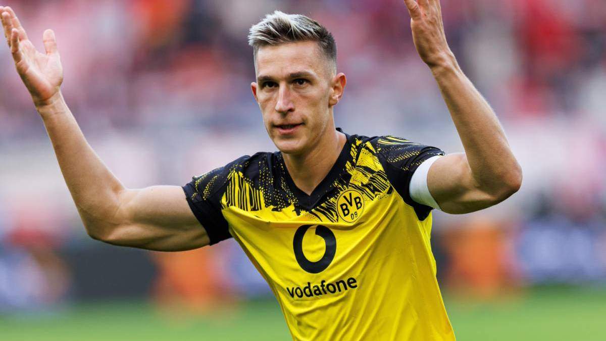 Schlotterbeck jugando un partido con el Borussia Dortmund. 