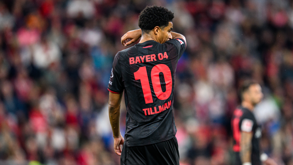 Malik Tillman jugando un partido con el Bayer Leverkusen. 