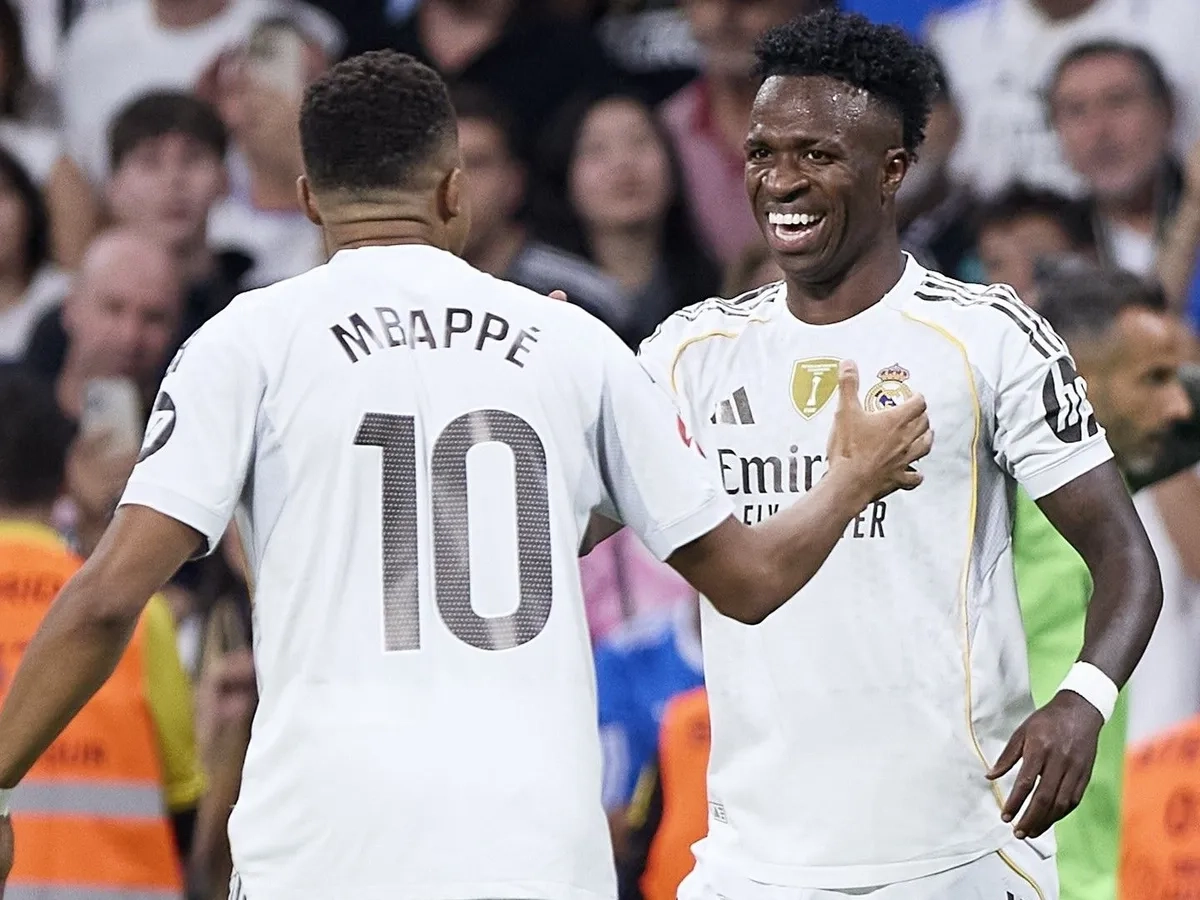 Vinícius Júnior y Kylian Mbappé celebrando un gol con el Real Madrid. 