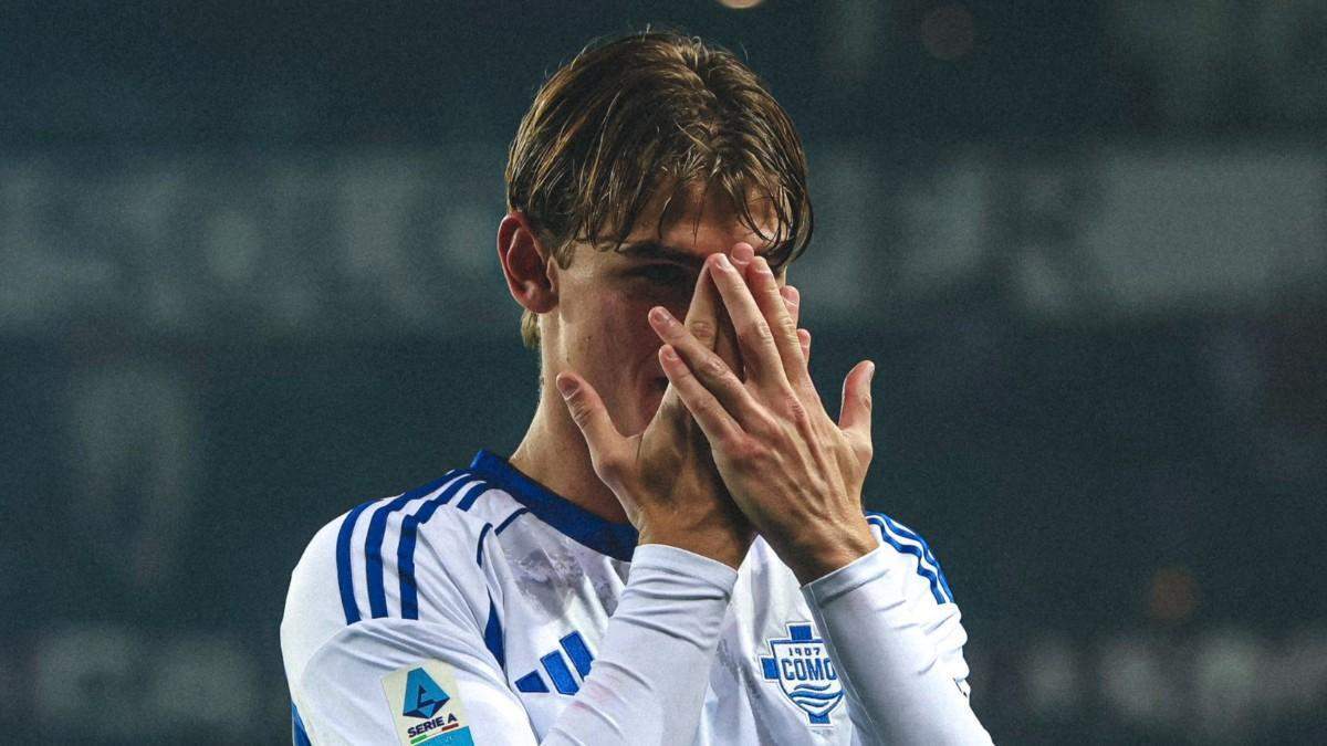 Nico Paz celebrando un gol con el Como. 