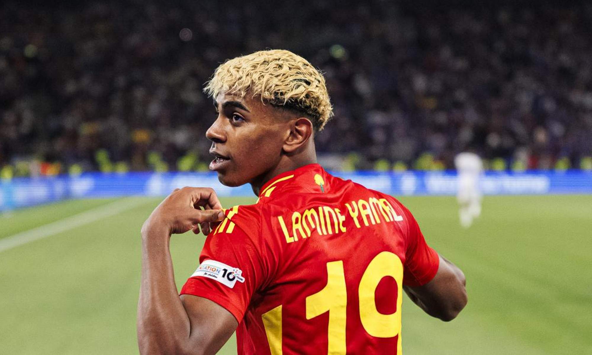 Lamine Yamal jugando un partido con España.