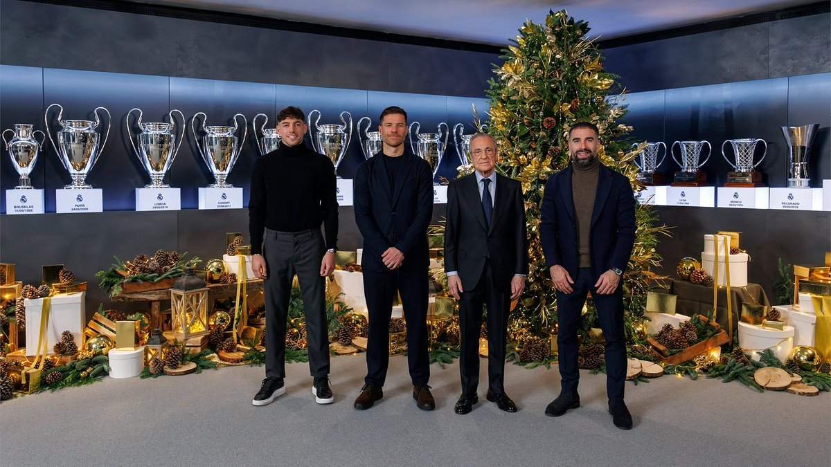 Fede Valverde, Xabi Alonso, Florentino Pérez y Dani Carvajal. 