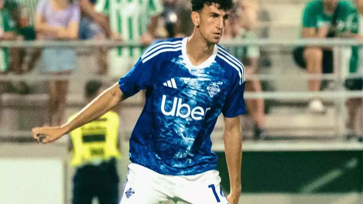 Jacobo Ramón durante un partido del Como