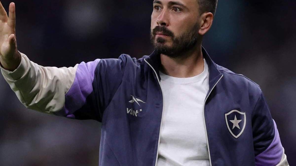 Davide Ancelotti dirigiendo un partido del Botafogo