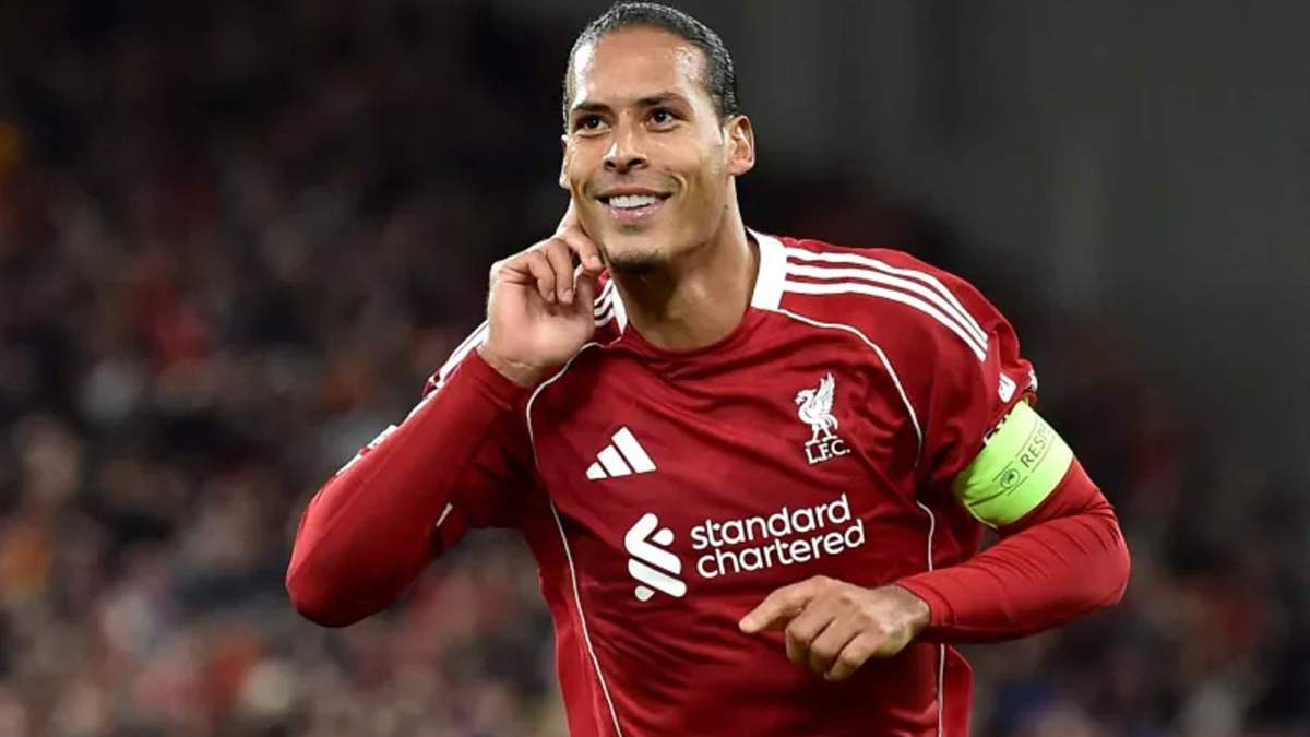 Van Dijk jugando un partido con el Liverpool.