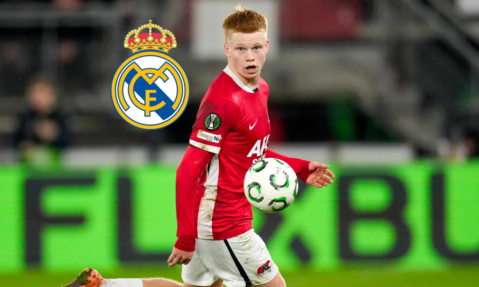 Kees Smit disputando un partido con el AZ Alkmaar y el escudo del Real Madrid.