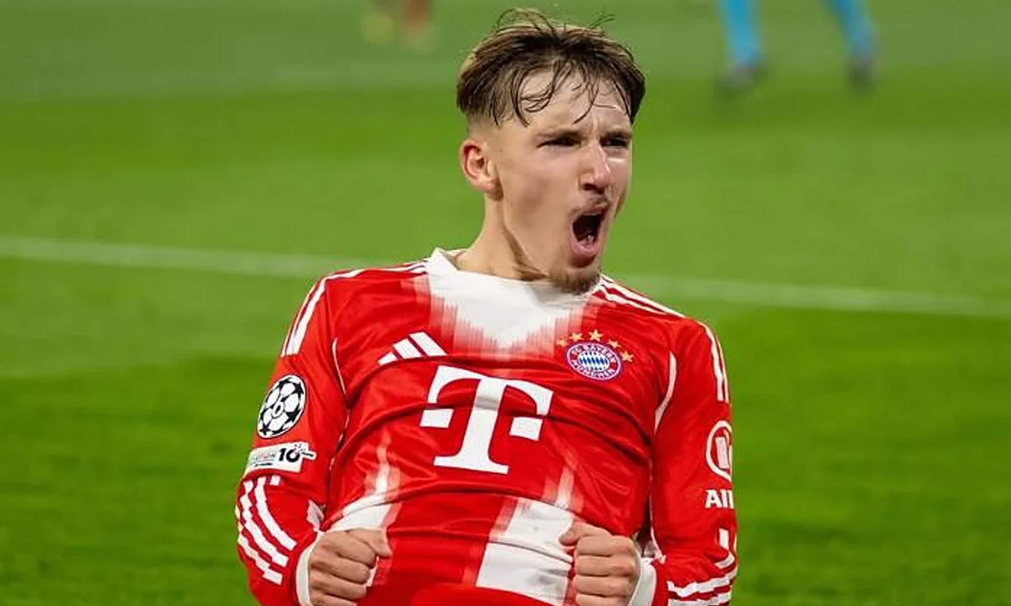 Lennart Karl jugando un partido con el Bayern Múnich. 