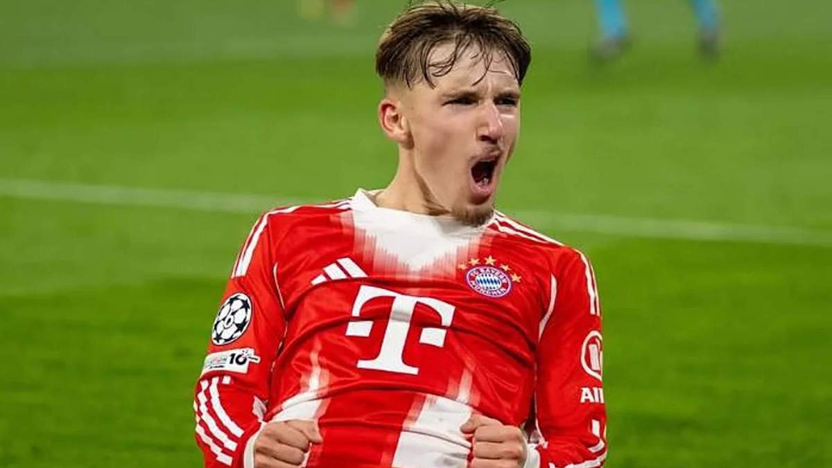 Lennart Karl jugando un partido con el Bayern Múnich. 