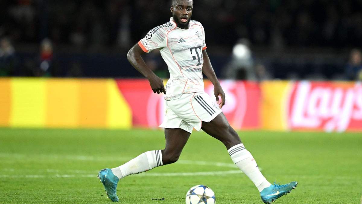 Upamecano disputando un partido con el Bayern Múnich.