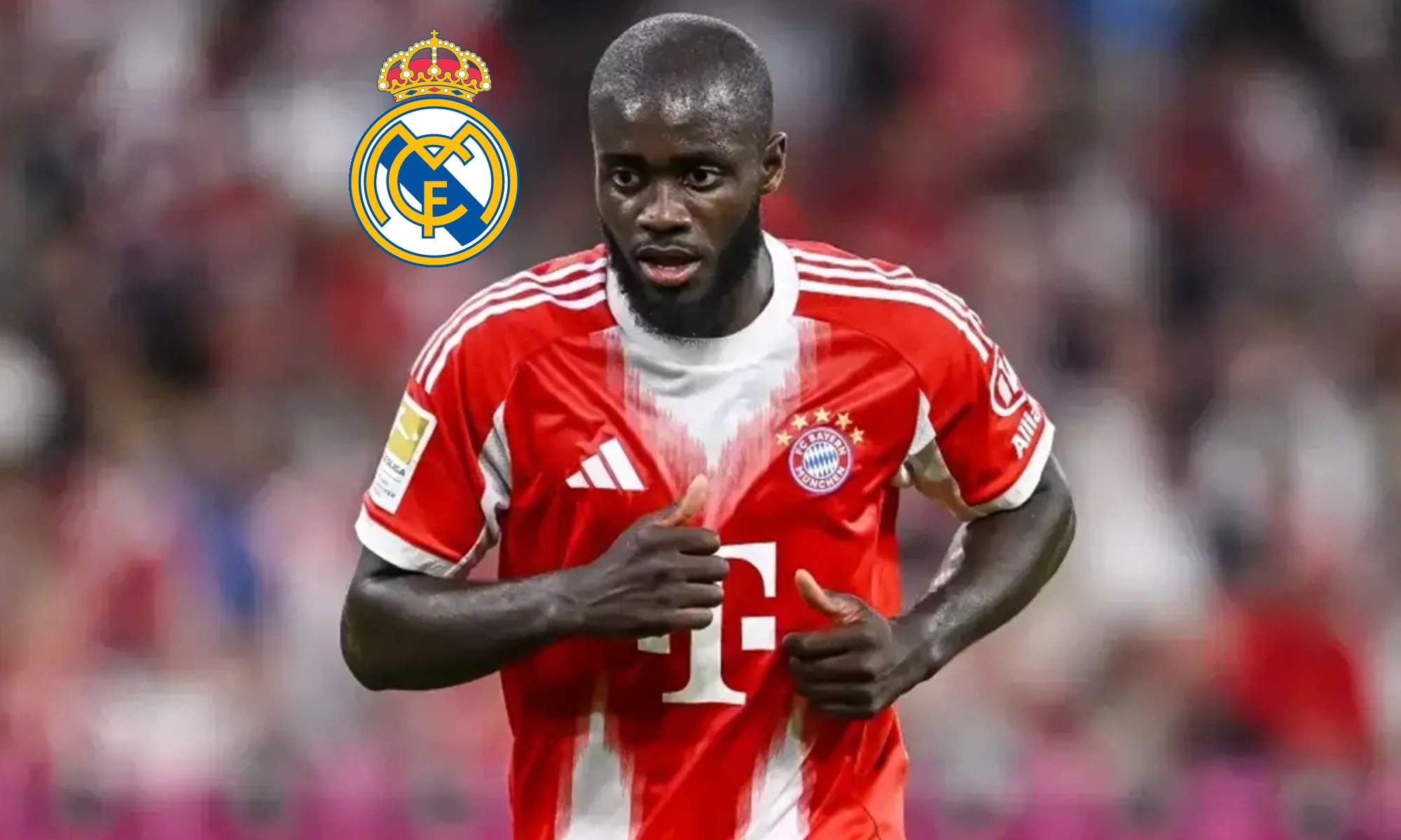 Upamecano jugando un partido con el Bayern Múnich y el escudo del Real Madrid.