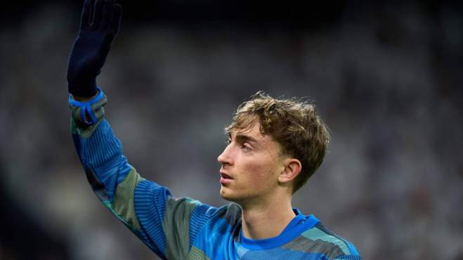 Dean Huijsen saludando a la grada