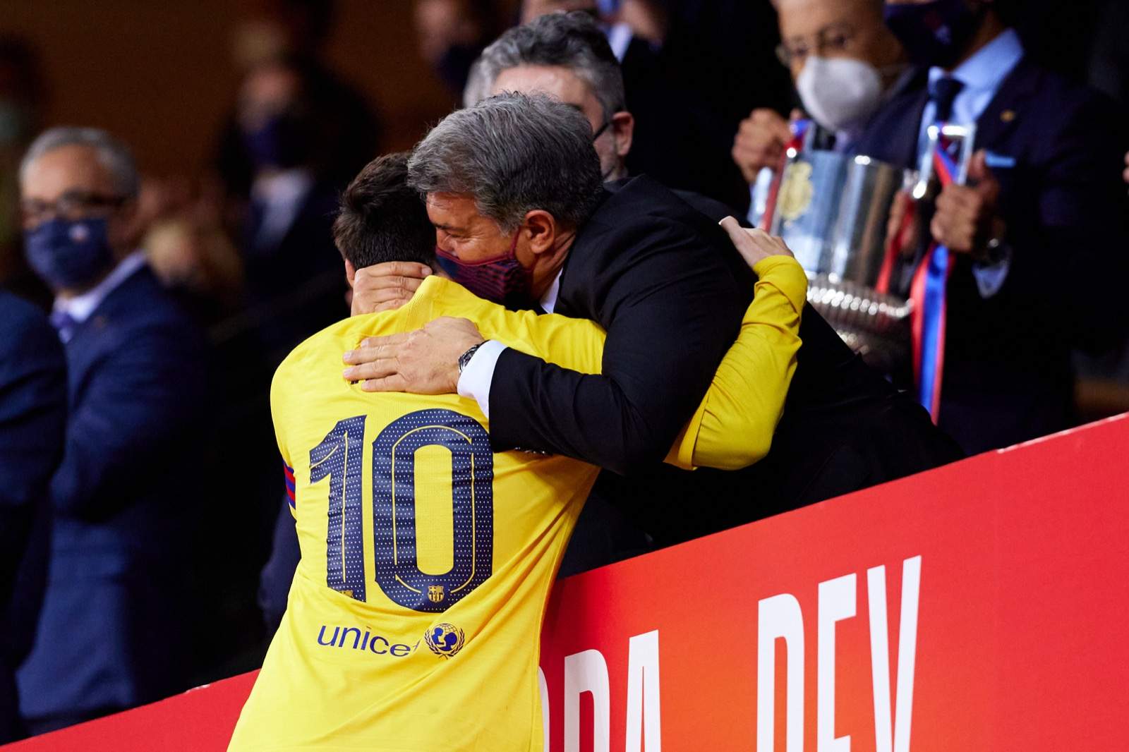 Leo Messi y Joan Laporta abrazados.