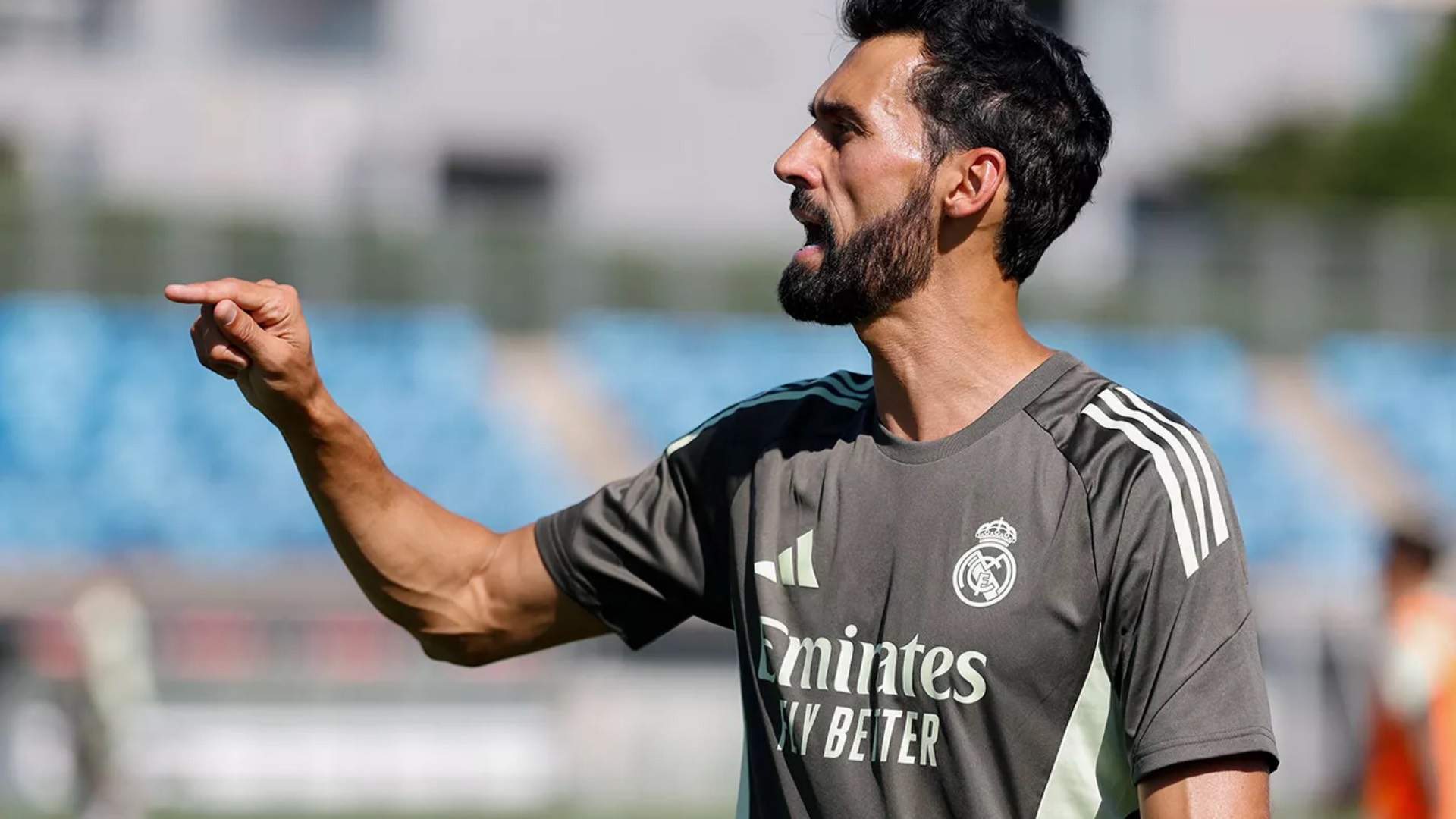 Arbeloa aterriza en el primer equipo con varios 'fichajes' bajo el brazo