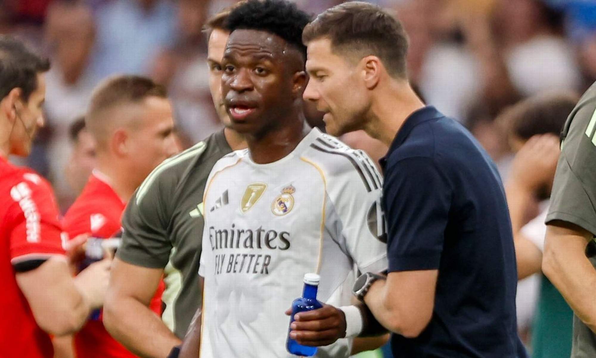 Vinícius Júnior y Xabi Alonso en un partido del Real Madrid.