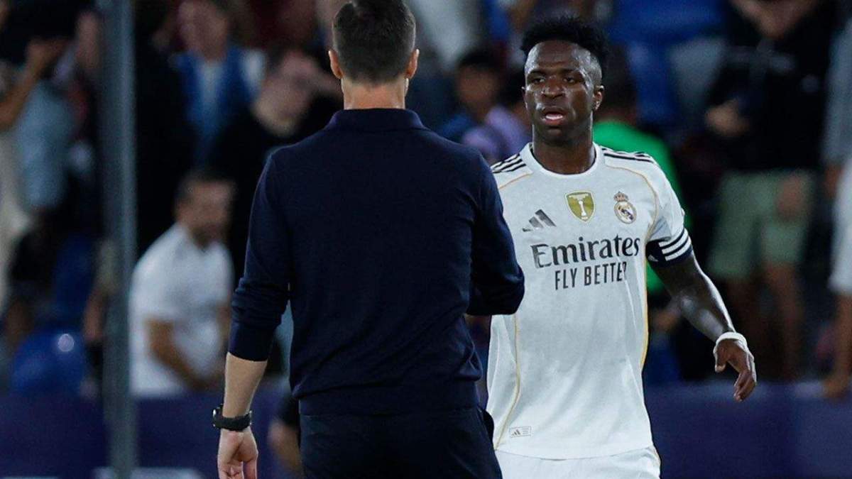 Xabi Alonso saludando a Vinícius en un partido del Real Madrid.