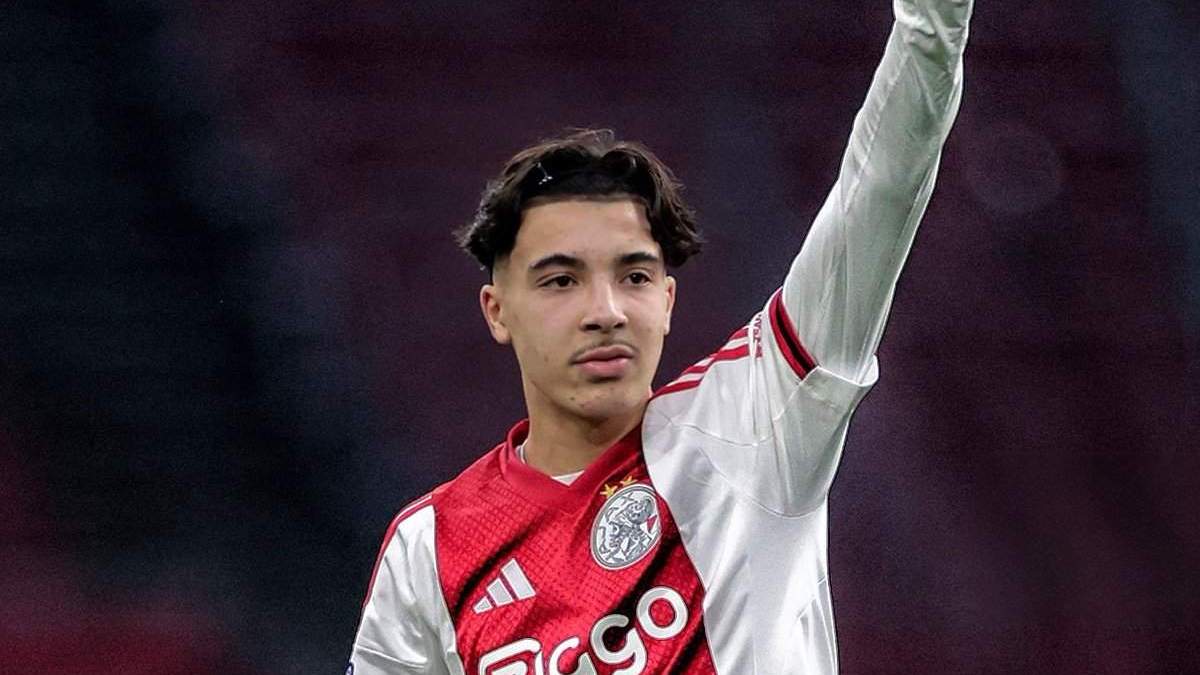 Rayane Bounida durante un partido del Ajax