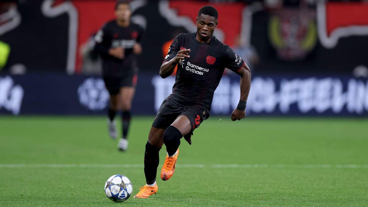 Christian Kofane en un partido con el Bayer Leverkusen