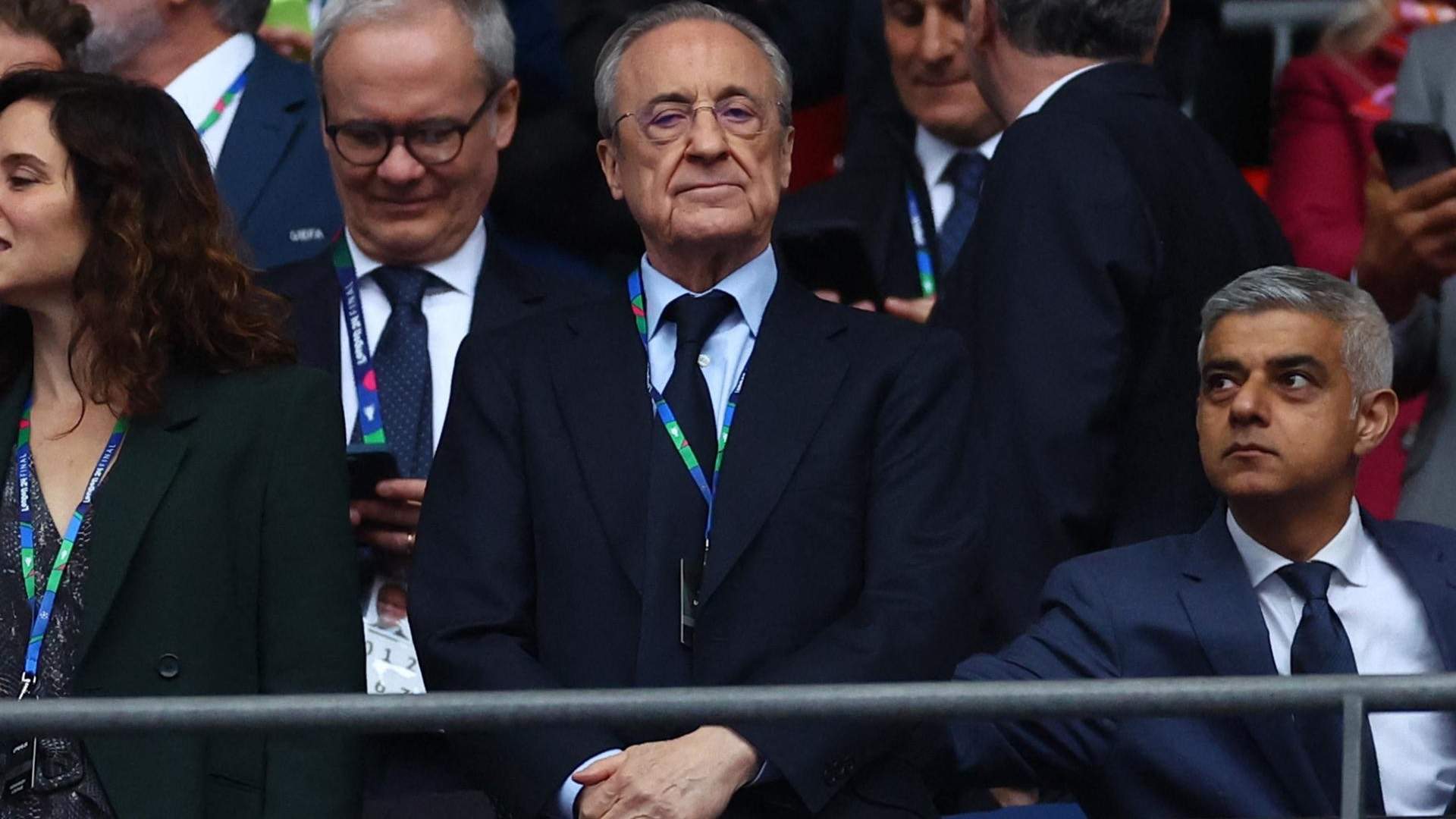 El gesto de Florentino (78) tras los pitos y cánticos del Bernabéu