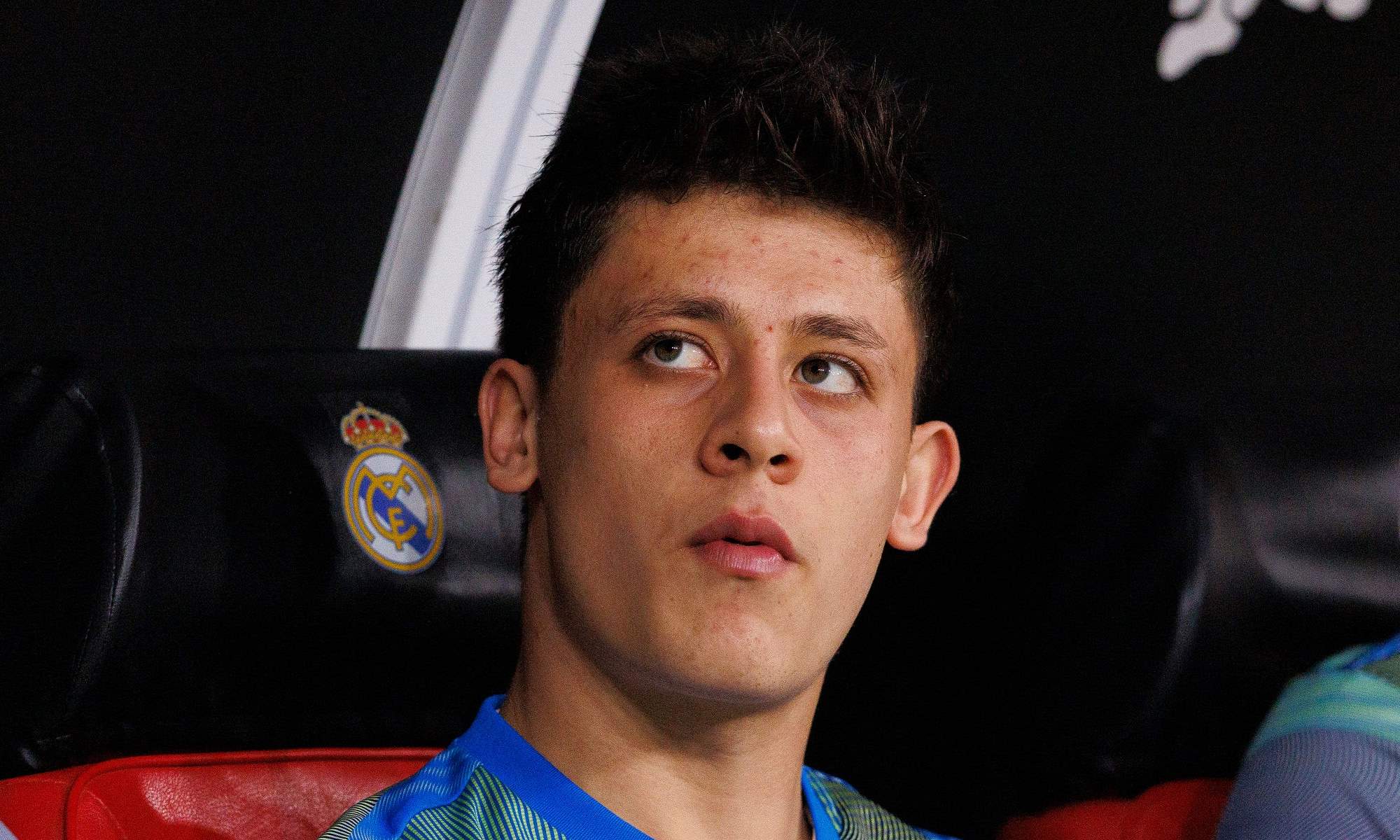 Arda Güler sentado en el banquillo del Real Madrid.