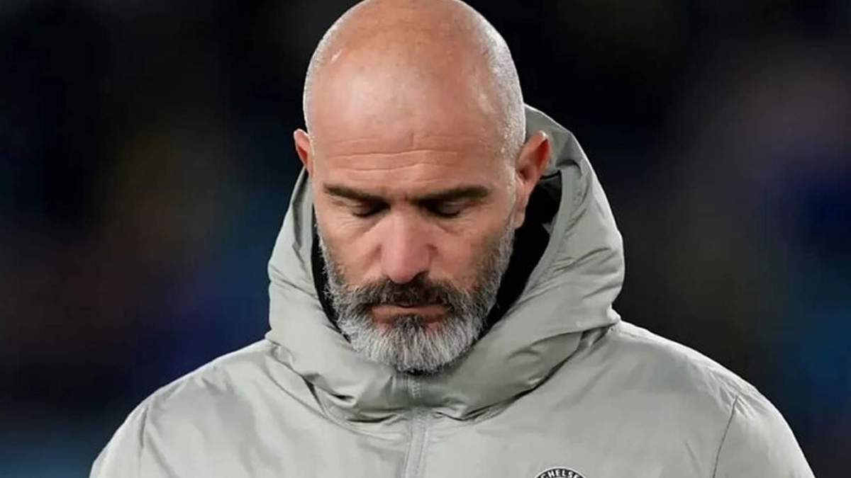 Enzo Maresca cabizbajo entrenando al Chelsea. 