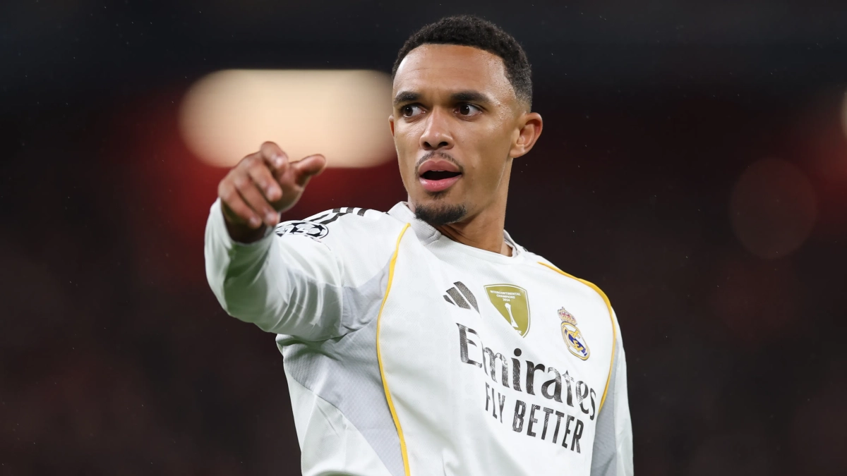 Trent Alexander-Arnold jugando un partido con el Real Madrid.