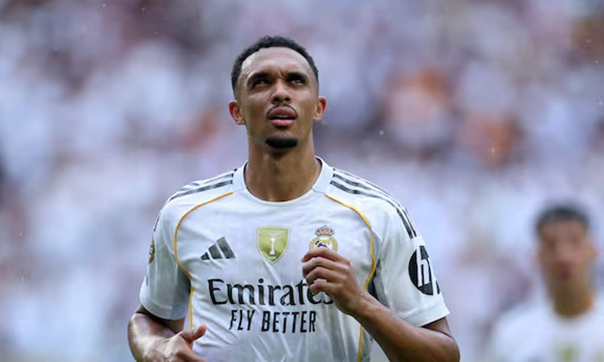 Trent Alexander-Arnold disputando un partido con el Real Madrid.
