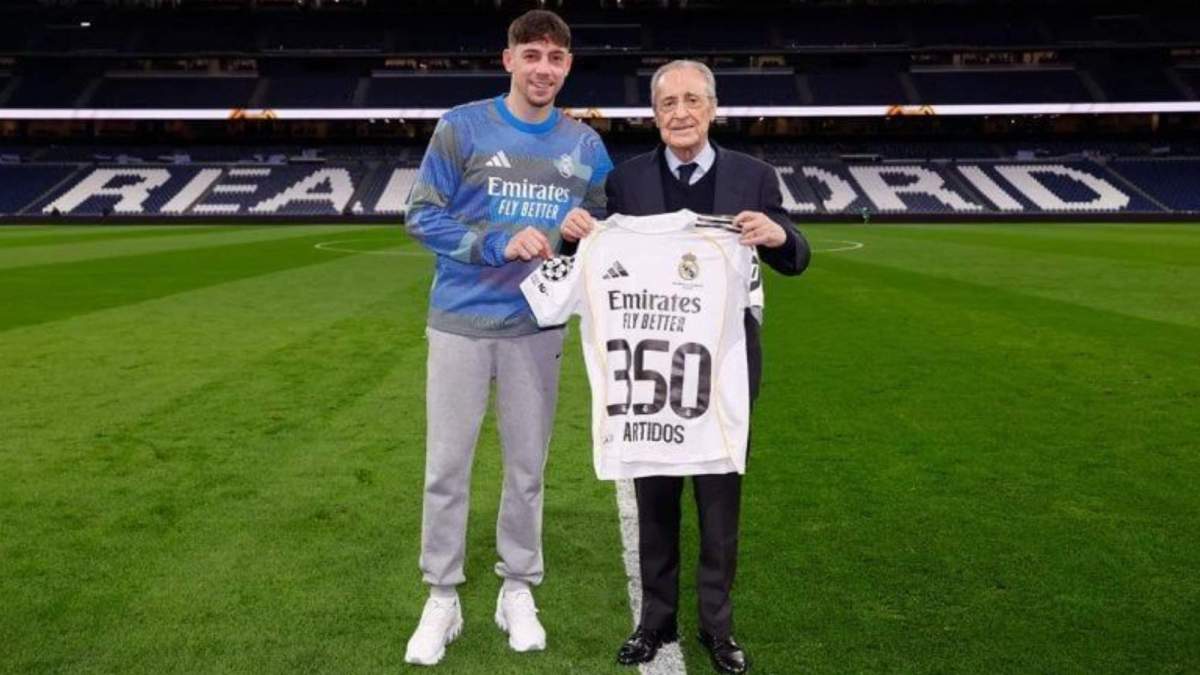 Fede Valverde junto a Vinicius con su camiseta conmemorativo 