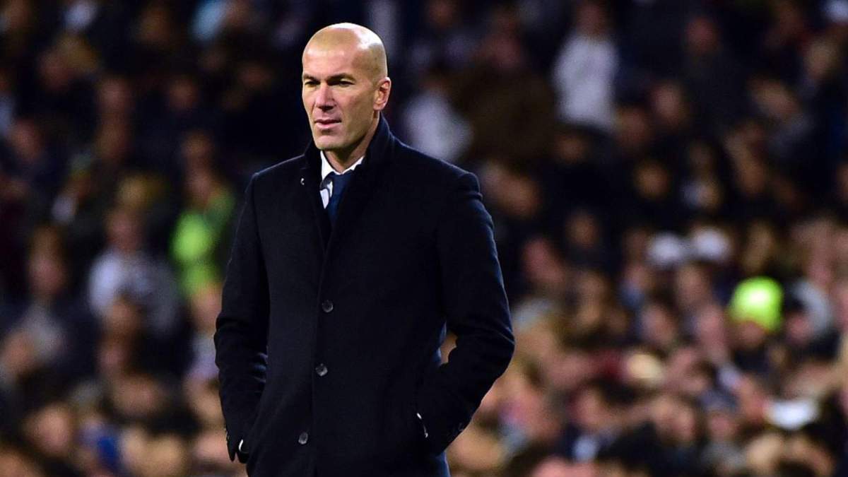 Zinedine Zidane durante un partido del Real Madrid en el Bernabéu