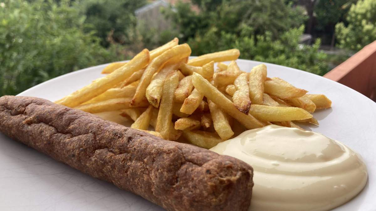 Salchicha 'frikandel' con patatas fritas