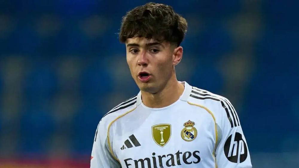 Víctor Valdepeñas disputando un partido con el Real Madrid.