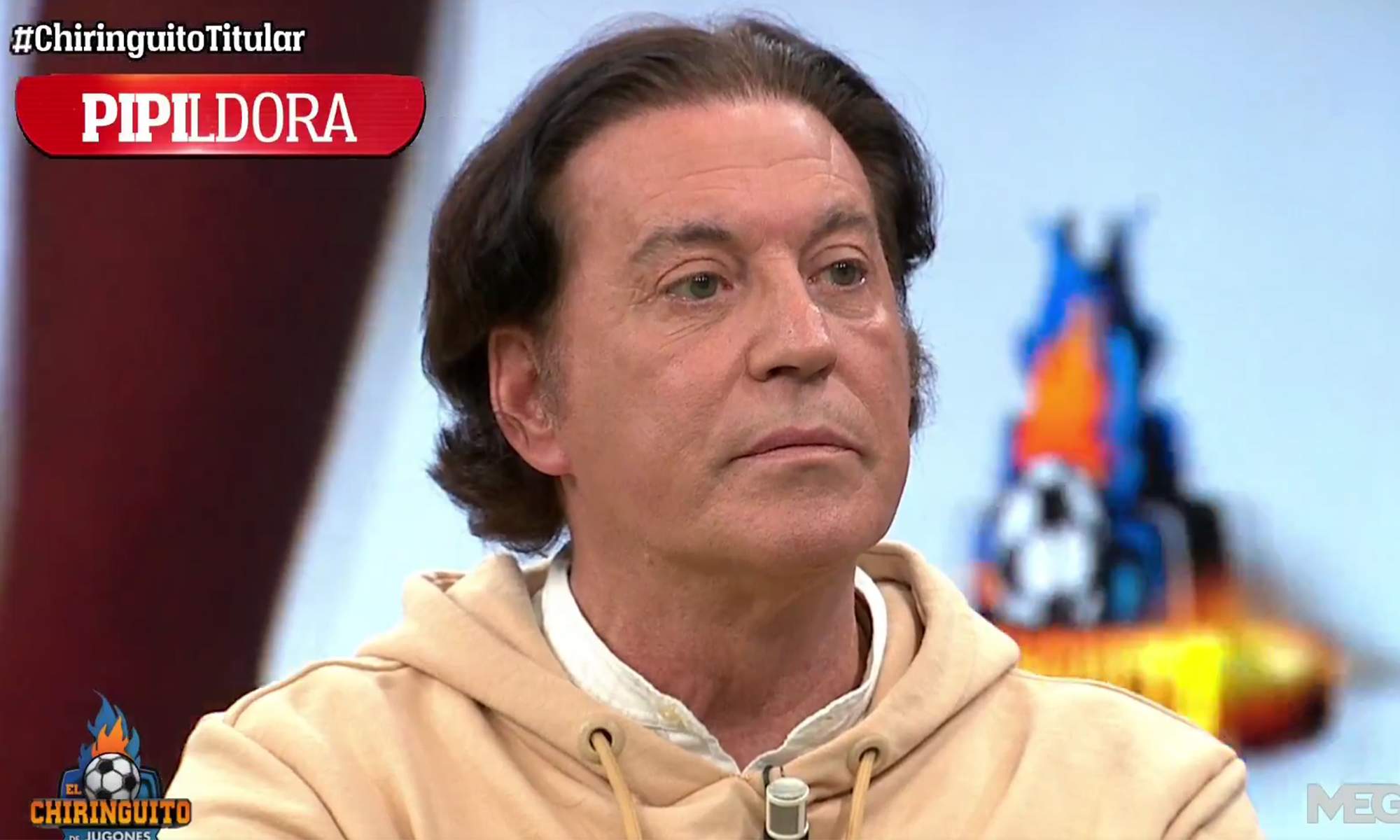 Pipi Estada dando una noticia en El Chiringuito. 