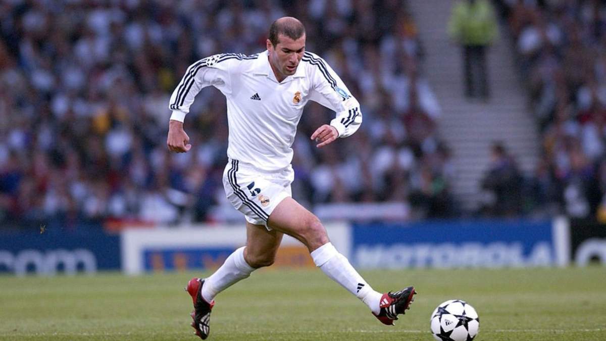 Zidane durante un partido de Champions del Real Madrid Zidane durante un partido de Champions del Real Madrid
