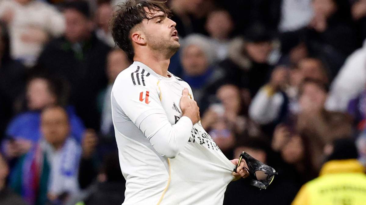 Raúl Asencio celebrando un gol con el Real Madrid con pasión.