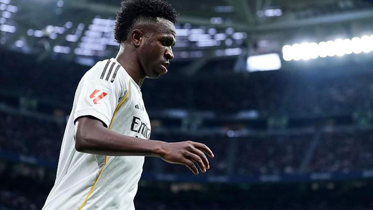 Vinícius Júnior disputando un partido con el Real Madrid.
