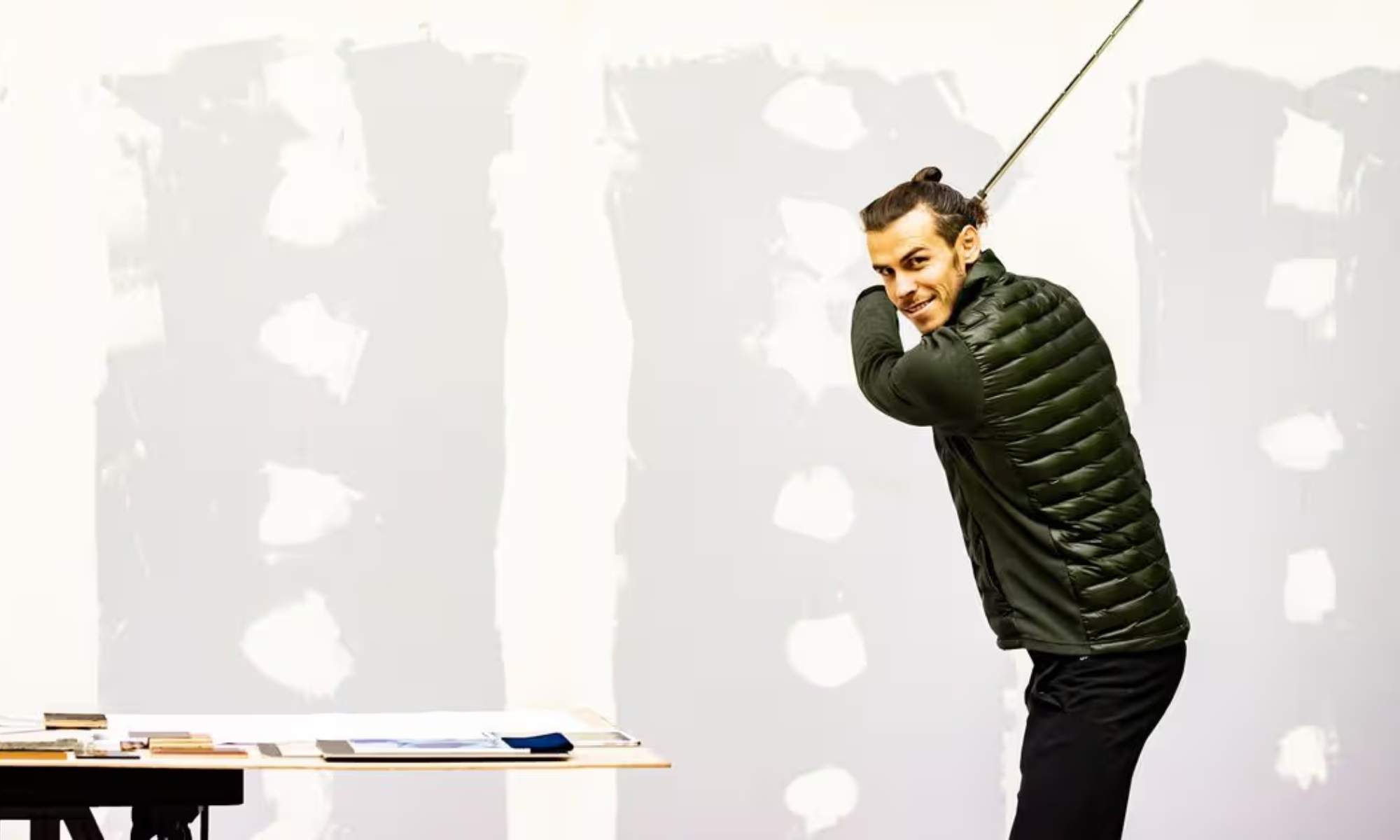 Bale durante la construcción de su Bar, Par 59