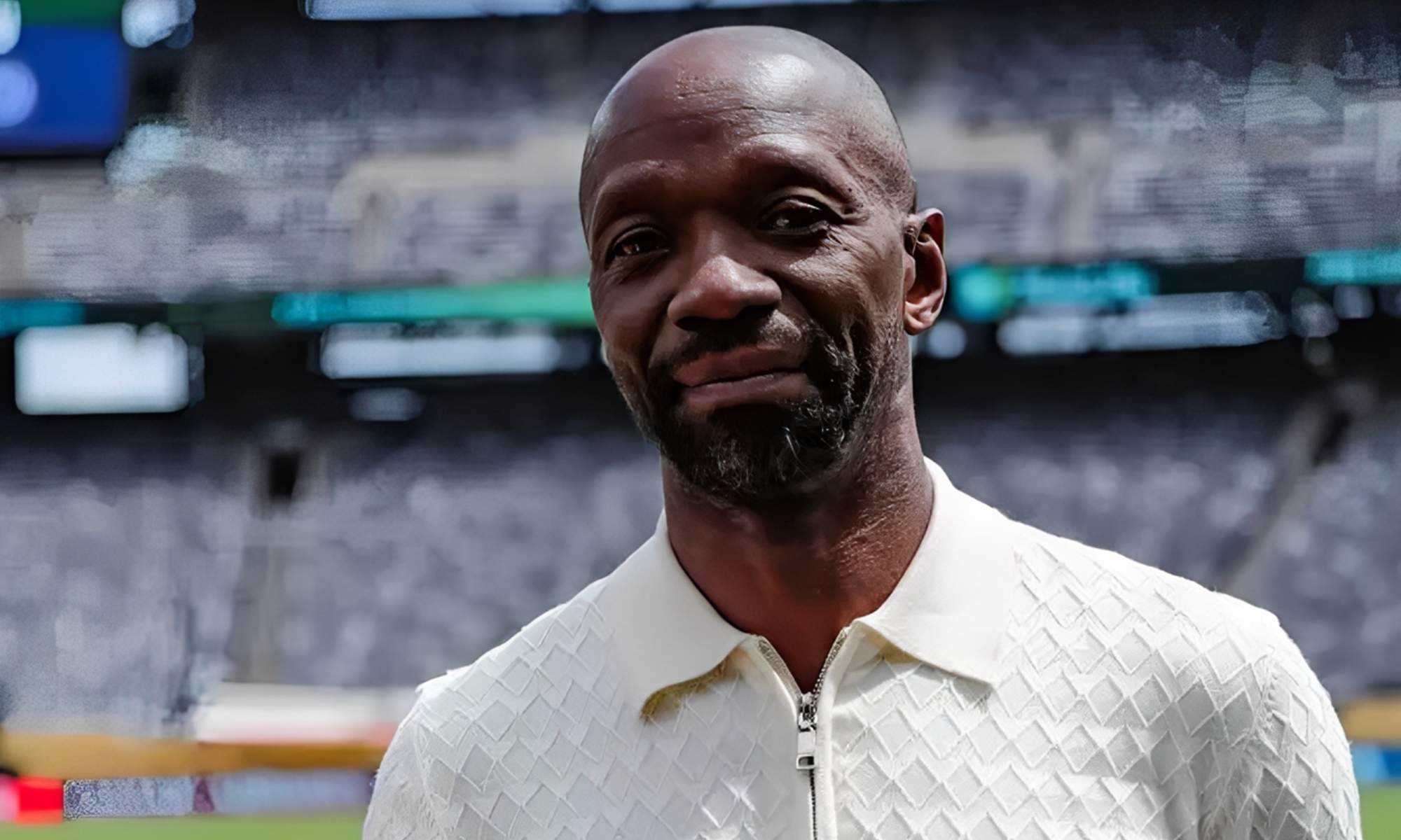 Makelele posando para una foto de una entrevista. 