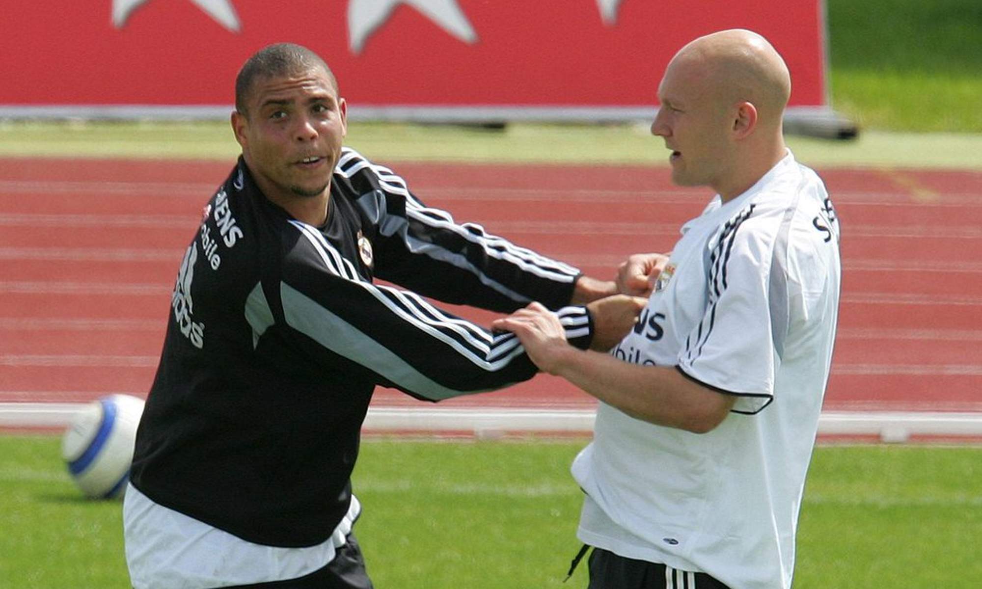 Ronaldo Nazario y Gravesen agarrándose durante un entrenamiento. 