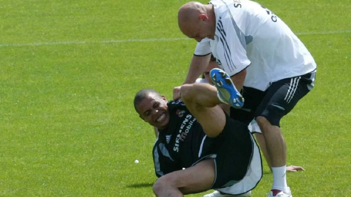 Gravesen tirando a Ronaldo Nazario al suelo. 