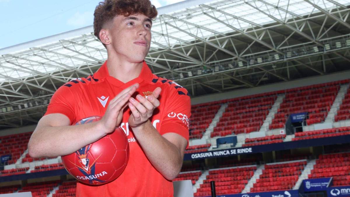 Víctor Muñoz en su presentación con Osasuna