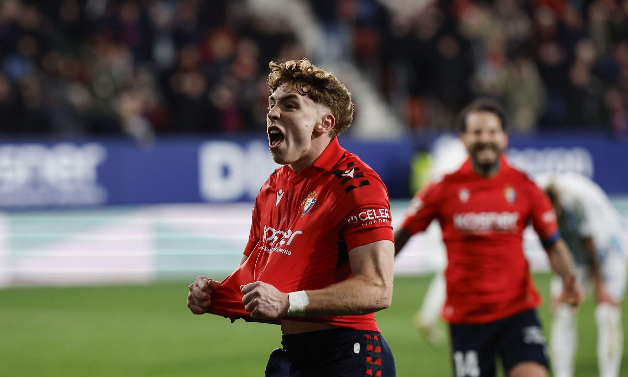 Víctor Muñoz celebrando un gol con Osasuna