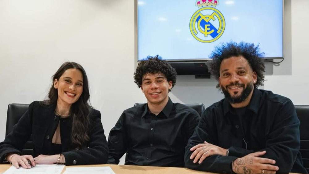 Enzo Alves junto a sus padres