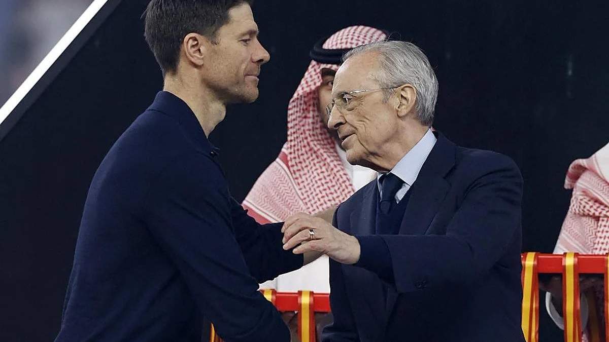 Xabi Alonso y Florentino Pérez tras la final de la Supercopa de España