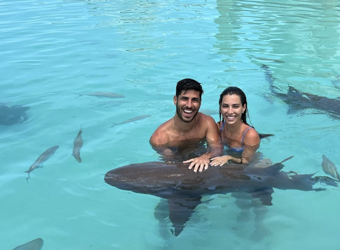 Marco Asensio junto a Sandra Garal en las Bahamas