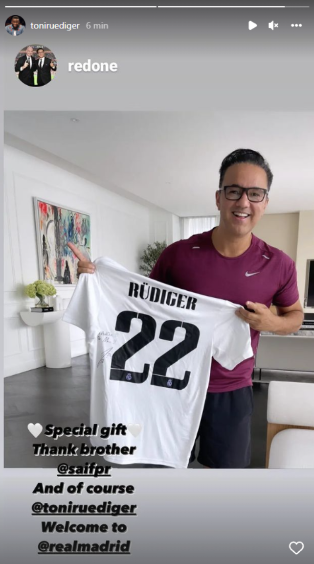 Red One con la camiseta de Rüdiger Red One con la camiseta de Rüdiger