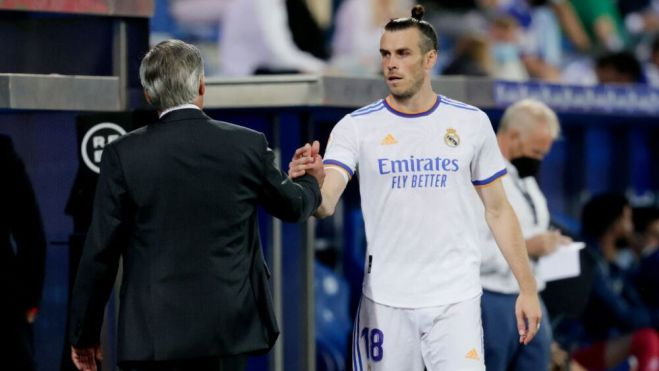 Carlo Ancelotti y Gareth Bale se chocan la mano