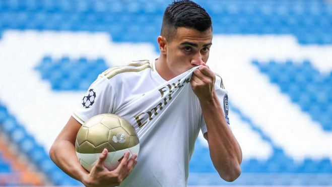 Reinier besa el escudo Reinier besa el escudo