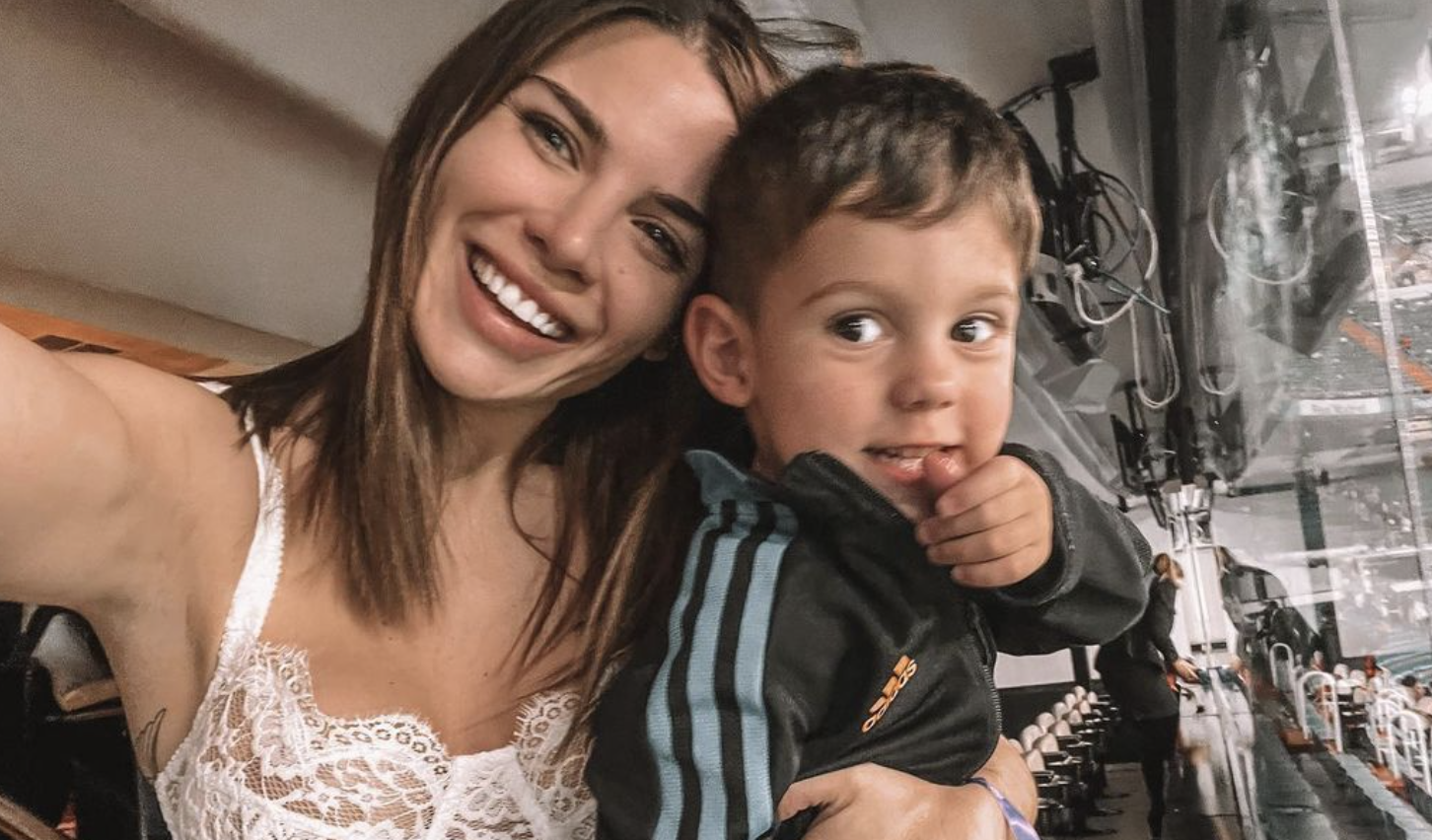Mina Bonino posa junto a su hijo Benicio