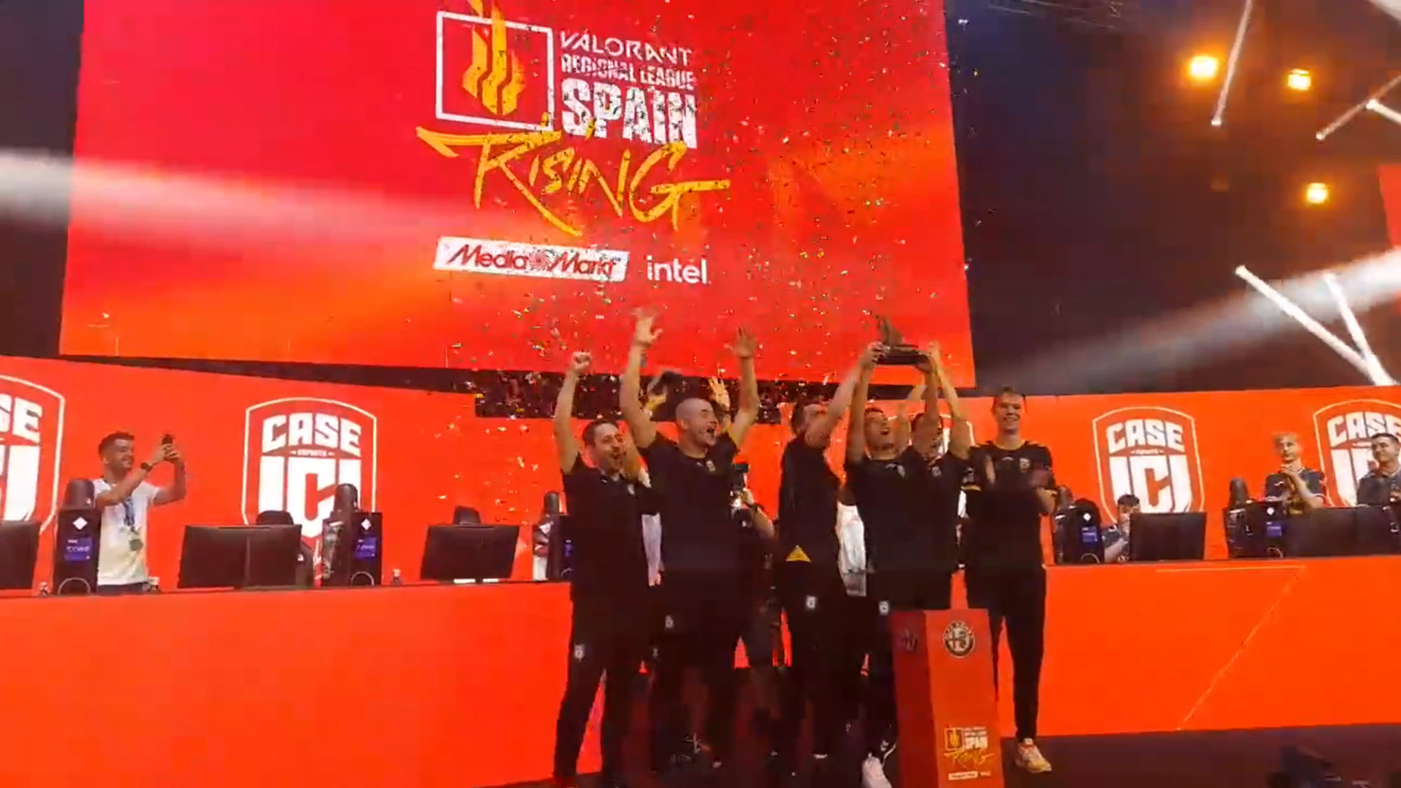 Case Esports levanta el trofeo de campeón de la Rising Mediamarkt Intel