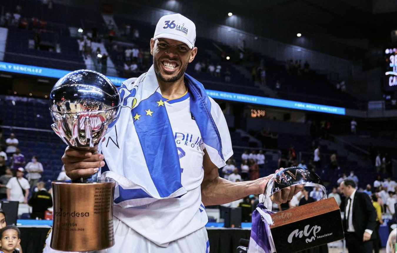 Edy Tavares posando con los trofeos de esta temporada